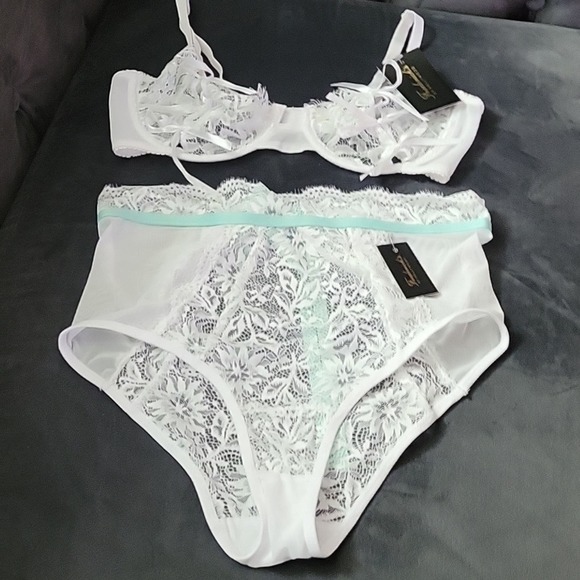 Frederick's of Hollywood bridal lingerie set. Size 34C. Small.